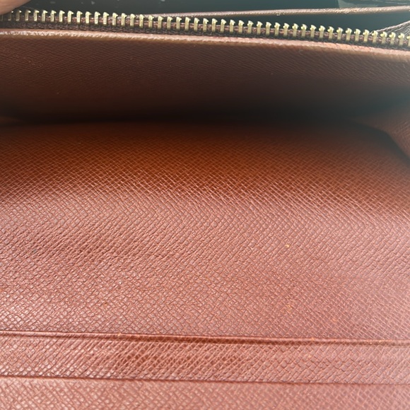 LOUIS VUITTON Coin Wallet/Crossbody - Picture 6 of 6